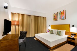 Minibar, espacio para trabajar con laptop y cortinas blackout 