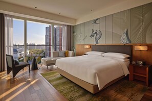 Rum - 1 kingsize-säng - utsikt mot staden | Bäddmadrasser, minibar och värdeförvaringsskåp på rummet