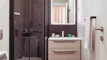 Apartment (One Bedroom Apartment) | Bathroom | Shower, towels