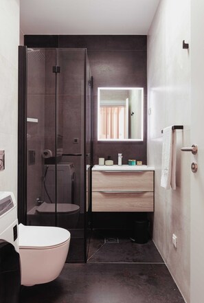 Appartement (One Bedroom Apartment) | Salle de bain | Douche, serviettes fournies