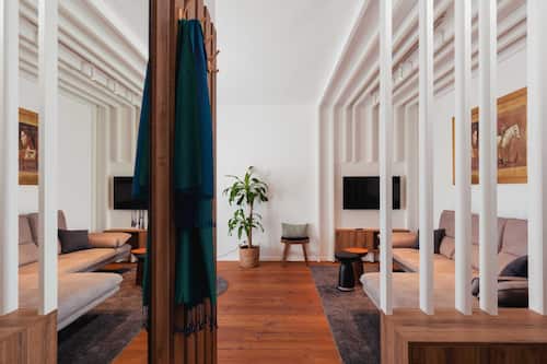 Apartment (One Bedroom Apartment) | Wohnzimmer | 25-Zoll-Flachbildfernseher mit Kabelempfang, Fernseher