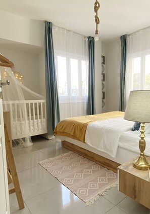 2 عدّة غرف نوم وتجهيزات عازلة للصوت ومكواة/لوح كي وملاءات أسرّة