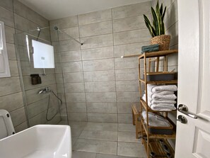 Regadera, amenidades de baño gratuitas, secadora de cabello, pantuflas 
