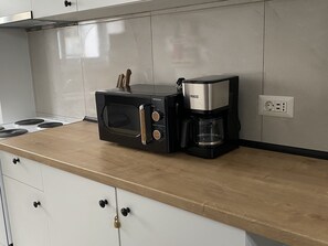 ثلاجة، فرن، موقد طهي مسطح، غلّاية كهربائية