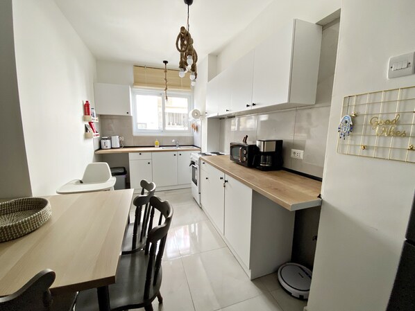 ثلاجة، فرن، موقد طهي مسطح، غلّاية كهربائية