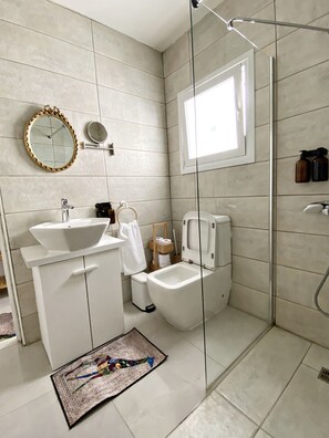 Dusche, kostenlose Toilettenartikel, Haartrockner, Hausschuhe