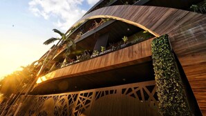 Un edificio moderno con balcones de madera curvados y jardines verticales.