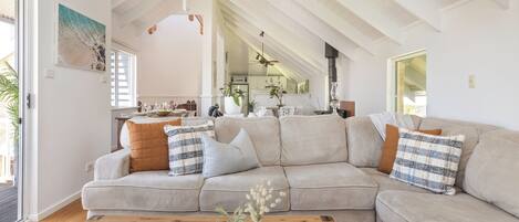 Een smart-tv, een open haard en videogames