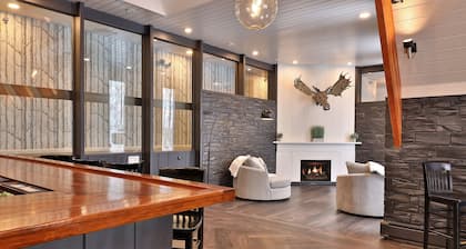 The Birch Ridge: English Gentleman's Room #9 - King Suite In Killington, Vermont. Hot Tub. 1 Bedroom Home