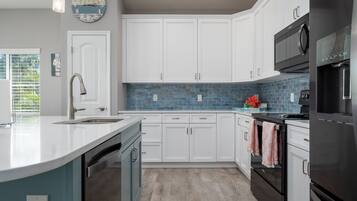 House, 3 Bedrooms | Private kitchen | Fridge, oven, coffee/tea maker, toaster