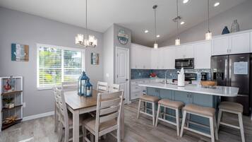 House, 3 Bedrooms | Private kitchen | Fridge, oven, coffee/tea maker, toaster