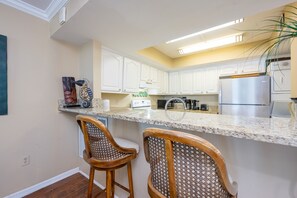 Condo, 2 chambres | Cuisine privée | Réfrigérateur, un four, cafetiÚre-théiÚre