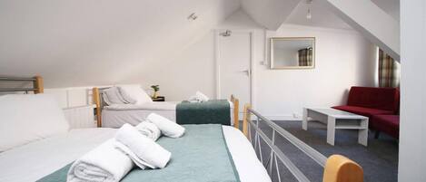 Huoneisto | 4 makuuhuonetta, silitysrauta/-lauta, ilmainen Wi-Fi, vuodevaatteet