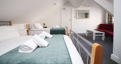 4 Bed Flat - Sleeps 4 - Parking - Wifi
