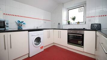 Apartemen | Dapur pribadi | Lemari es, microwave, oven, dan kompor