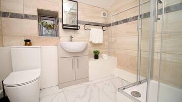 Apartemen | Kamar mandi | Shower, pengering rambut, handuk, dan tisu toilet