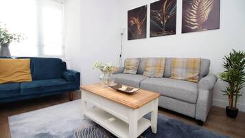 Apartemen | Area keluarga | TV