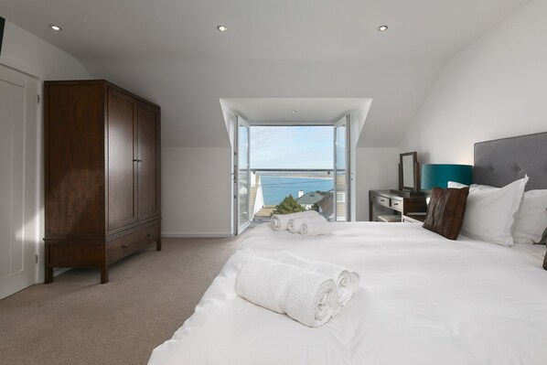 4 habitaciones, decoración personalizada y muebles diferentes