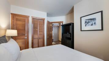 Condo, 1 Bedroom | 1 bilik tidur, seterika/papan seterika, Wi-fi percuma