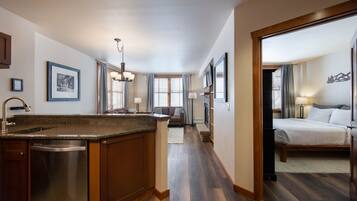 Condo, 1 Bedroom | Dapur peribadi | Peti sejuk, ketuhar, pembancuh kopi/teh, pembakar roti