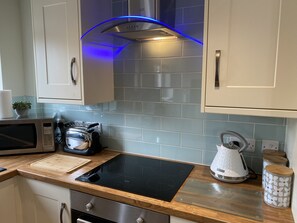 Casa | Cocina privada | Refrigerador, microondas, horno y parrilla de estufa 