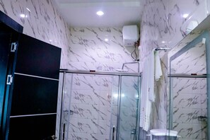 Quarto superluxo, 1 cama King, para não fumantes | Banheiro | Produtos de toalete de grife, bidê, toalhas de banho, sabonete