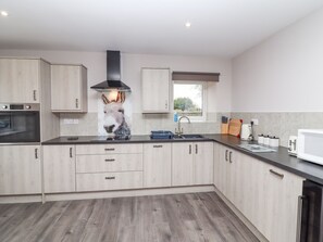 Refrigerador, lavavajillas, tetera eléctrica y tostadora 