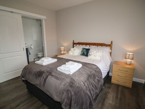 1 habitación, decoración personalizada, muebles diferentes y escritorio 