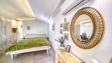 Iron/ironing board, free WiFi, bed sheets