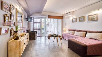 Studio, 1 King Bed with Sofa bed | Living area