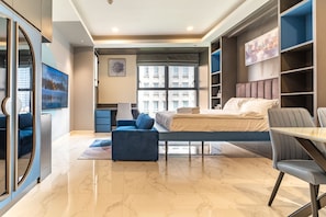 Luxury Apartment, 1 Bedroom | Wohnbereich | 65-Zoll-Smart-TV mit Kabelempfang, Fernseher