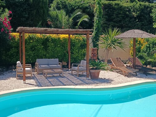 Apartment in villa with private pool and garden, 3 bedrooms, warm welcome. 
