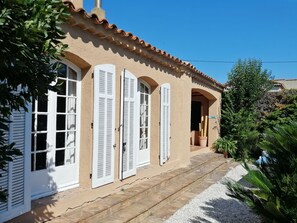 تفاصيل الفندق من الخارج