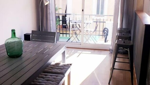 A modern apartment with a dining area, a balcony with a pool, and a kitchenette. - MODERN APARTMENT IN THE CENTER (Vilanova i la Geltrú)