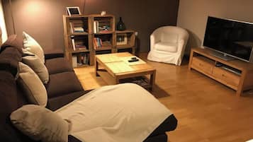 Een smart-tv en boeken