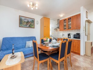 Departamento (Two Bedroom Apartment with Terrace) | Sala de estar | Televisión de pantalla plana de 25 pulgadas con canales vía satélite 