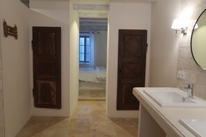 Douche, sèche-cheveux, serviettes fournies