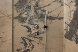 Douche, sèche-cheveux