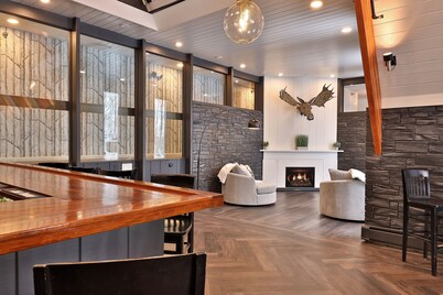 The Birch Ridge: Blue Velvet Room #10 - Queen Suite In Killington, Vermont. Hot Tub. Lounge. 1 Bedroom Home