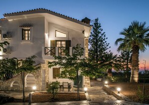 Exterior - Combine luxury and privacy in Dievandi Seaview Villa (Επάνω Σίσι)