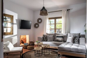 Smart TV, fireplace, stereo