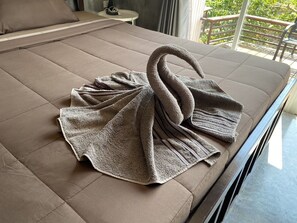 Down duvets, individually decorated, individually furnished, desk - Baan Apa Erawan Resort (Kanchanaburi)