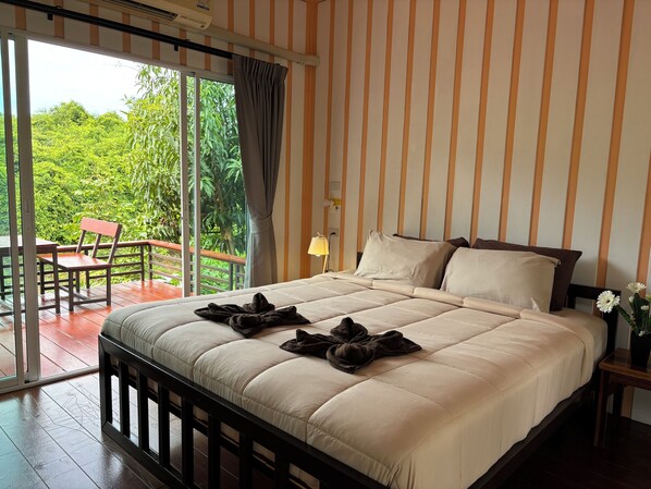 Habitación básica | Edredón, decoración personalizada y escritorio 