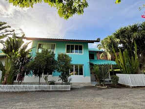 Vista frontal de la propiedad