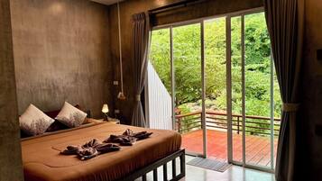 Basic Room | Down duvets, individually decorated, desk, laptop workspace