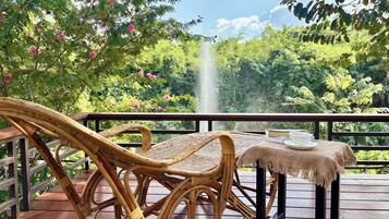 Kamar Double Basic untuk 1 Orang | Selimut bulu angsa, didekorasi berbeda-beda, dan meja kerja