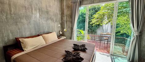 Chăn bông, trang trí khác biệt, bàn