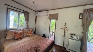 Basic-Doppelzimmer zur Einzelnutzung | Daunenbettdecken, individuell dekoriert, Schreibtisch