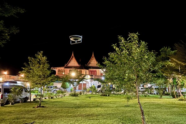 Nhà dành cho gia đình, 5 phòng ngủ | 5 phòng ngủ, chăn bông, trang trí khác biệt, bàn 
