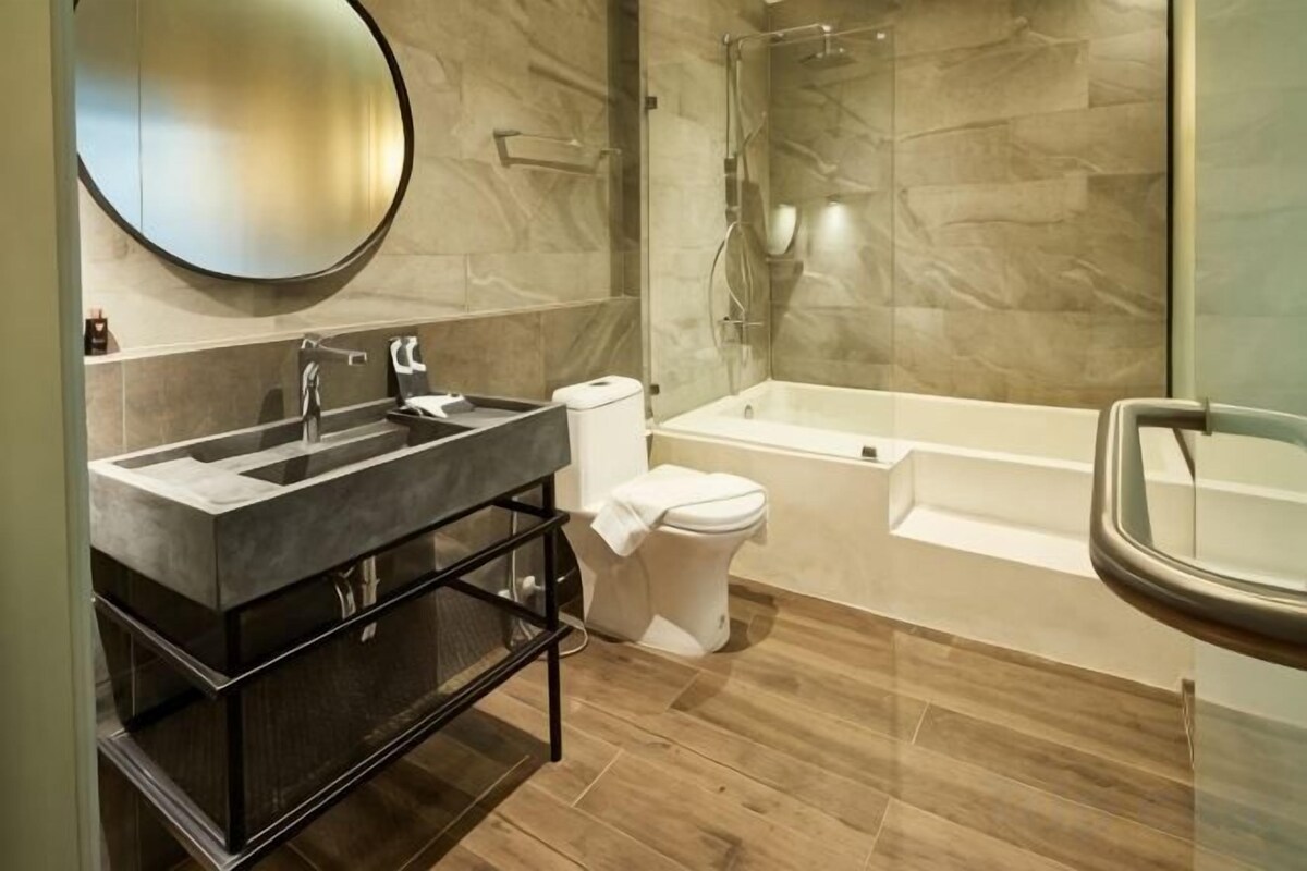 Hydromassage showerhead, hair dryer, bidet, towels